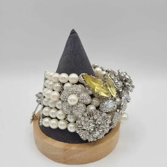 Betsey Johnson Stunning Clear Crystal Flower Pearl Bracelet NWOT! - Picture 6 of 14